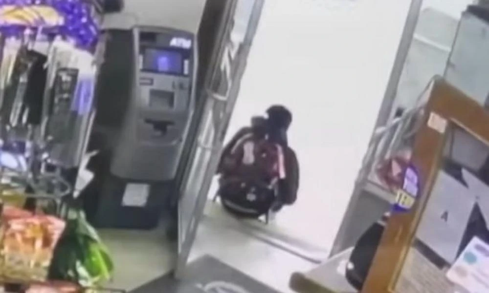 Δραματικό βίντεο από τη δολοφονία 16χρονου στις ΗΠΑ: Πυροβολήθηκε και κατέρρευσε στην είσοδο μίνι μάρκετ